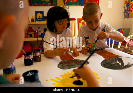 Mostar, giugno 1996", i bambini in età prescolare dai poveri musulmani e le famiglie cristiane sono aiutati da un agenzia italiana, 1996 Foto Stock