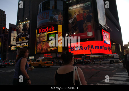 La Bank of America illuminato in segno Times Square a New York il 20 agosto 2008 Frances Roberts Foto Stock