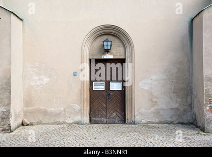 Una chiesa porta a Berlino Germania Foto Stock