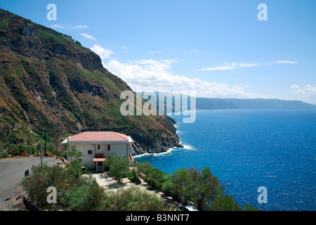 Steilkueste am Tyrrhenischen Meer, einsames Haus am Meeresufer, Palmi, Kalabrien, Italien Foto Stock