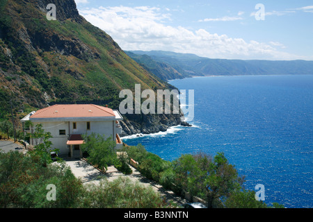 Steilkueste am Tyrrhenischen Meer, einsames Haus am Meeresufer, Palmi, Kalabrien, Italien Foto Stock