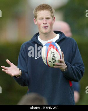 Il principe Harry allenatori Rugby presso Greenfields Scuola Primaria vicino a Walsall Settembre 2004 Foto Stock