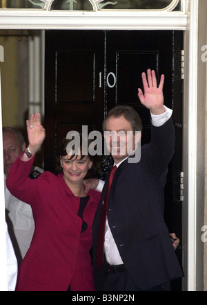 La Gran Bretagna s il Primo Ministro Tony Blair con la moglie Cherie Blair arrivo al numero 10 di Downing Street inizio venerdì 8 giugno 2001 Foto Stock