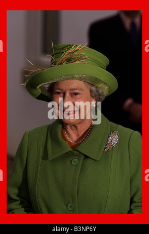Queen Elizabeth II Febbraio 2002 manto verde e il cappello della Regina presso la Queen Elizabeth Hospital Kings Lynn sul suo cinquantesimo anniversario Foto Stock