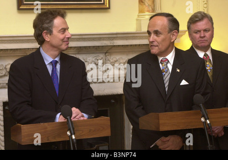 Rudolph Giuliani sindaco di New York di Tony Blair e Fire Chief Thomas von Essen e capo della polizia Bernard Kerik al n. 10 febbraio 2002 Foto Stock