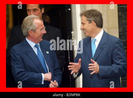 Inghilterra coach Sven-Goran Eriksson (centro) maggio 2002 e i suoi giocatori dopo un incontro con il Primo Ministro Tony Blair (a destra), a Downing Street, Foto Stock