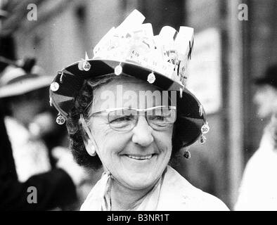 Mollie Milne con il bingo hat at Royal Ascot in giugno 1973 Foto Stock