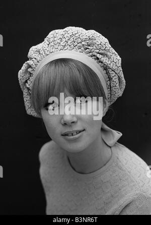 Patti Boyd modello indossando beret style headwear Settembre 1964 Foto Stock