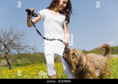 Germania, Baden Württemberg, Tübingen, ragazza (12) giocando con il cane Foto Stock