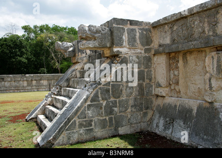 La piattaforma delle aquile e giaguari, Chichen Itza sito archeologico, Penisola dello Yucatan, Messico Foto Stock