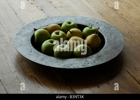 Le mele e le pere in metallo coppa di frutta Foto Stock