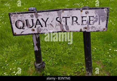 Strada Via segni su erba per Quay Street Hereford Herefordshire Foto Stock