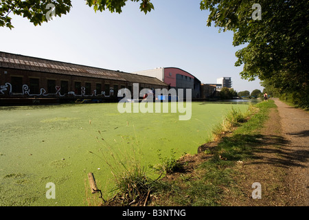 Londra 2012 sentiero lungo il fiume Lea, davanti a magazzini a Lower Lea Valley, accanto al 2012 Sito olimpico Foto Stock