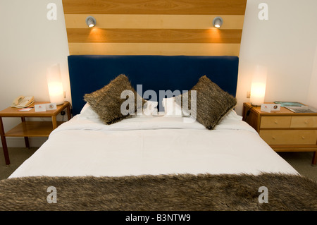 Letto doppio King size presso il St Davids Hotel cinque stelle Baia di Cardiff Wales UK Foto Stock