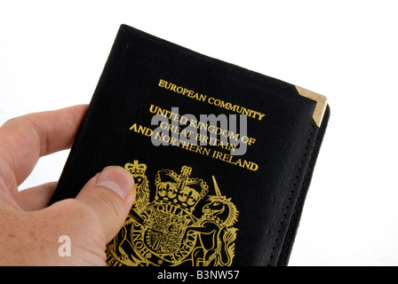 Mano che tiene un passaporto del Regno Unito Foto Stock