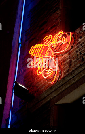 Illuminati al neon esterni di ristoranti lungo la Rue des Bouchers, Bruxelles Belgio Foto Stock