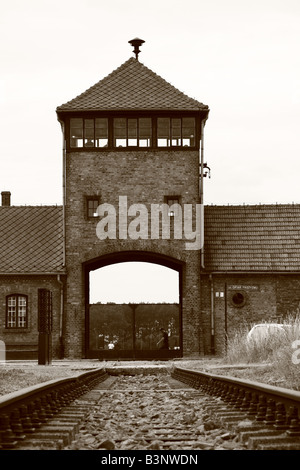 Hell's Gate; l'ingresso principale ad Auschwitz-Birkenau (Auschwitz II) Campo di concentramento nei pressi di Cracovia in Polonia Foto Stock