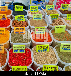 Display a colori di varie spezie martedì Mercato di Fethiye. Provincia di Mugla, Turchia. Foto Stock