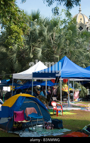 Alloggio per i manifestanti che occupa nei giardini intorno al palazzo del governo di Bangkok Foto Stock