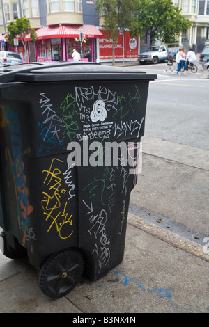 Un garbage può coperto di graffiti su Haight Street nella zona di Haight-Ashbury di San Francisco in California Foto Stock