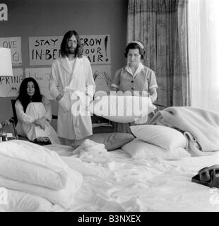 Beatle John Lennon e sua moglie Yoko Ono stadio un pubblico bed in per la pace in tutto il mondo soggiornano in letto per una settimana in un hotel di Montreal Foto Stock