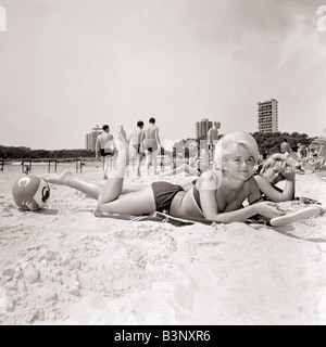 Vacanza in Spagna le donne indossano i costumi da bagno Costume da bagno Luglio 1965 Foto Stock