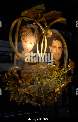 Memoriale alla Principessa Diana e Dodi Al Fayed in magazzini Harrods a Knightsbridge finestra London Inghilterra England Foto Stock