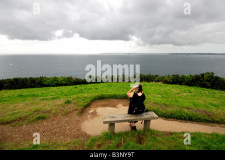 Ingresso a Falmouth Harbour con singola figura in primo piano che guarda al mare Foto Stock