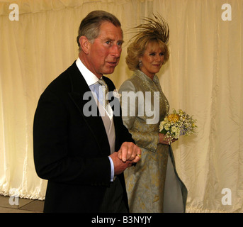 Il matrimonio di S.A.R. il Principe Carlo e Camilla Parker Bowles a Windsor Guildhall il 9 aprile 2005 arrivando per la benedizione Foto Stock