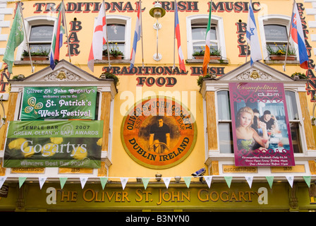 Bandiere volare al di fuori dell'Oliver St John Gogarty Bar in Temple Bar di Dublino, Irlanda Foto Stock