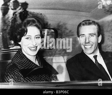 La principessa Margaret e Lord Snowdon Maggio 1960 lasciando Buckingham Palace per iniziare la loro luna di miele dopo il Royal Wedding Foto Stock