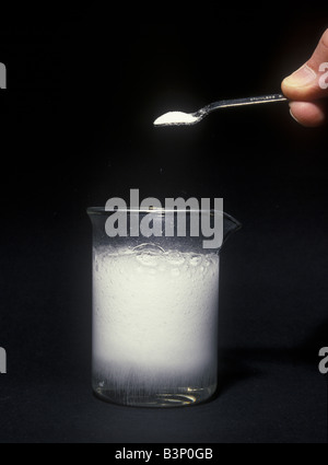 Il carbonato di calcio reagisce con acido cloridrico diluito per produrre il biossido di carbonio Foto Stock