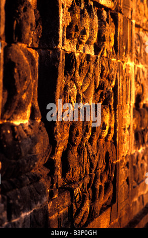 La parete orientale della scultura di sfiato dettaglio borobudur indonesia java Foto Stock