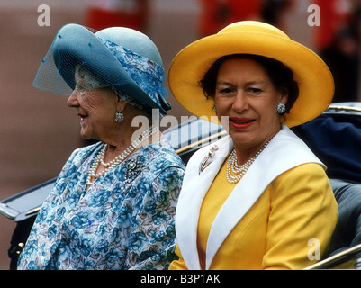 La principessa Margaret e la Regina madre Giugno 1993 ride in un carrello aperto durante il trooping del colore Foto Stock