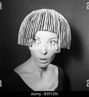 Abbigliamento moda cappelli Gennaio 1964 Un Reed Crawford Tulle e rafia parrucca hat in bianco e nero e rosa Siamese modello Lois James Foto Stock