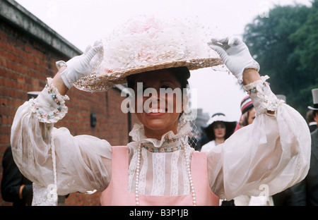 1973 Abbigliamento Ascot moda cappelli e abiti abito di pizzo con abbinamento di hat Foto Stock