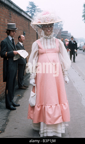 1973 Abbigliamento Ascot moda cappelli e abiti abito rosa in pizzo e cappello Foto Stock