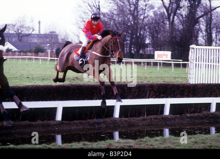 Princess Anne rides Cnoc na Cuille a Kempton Park Foto Stock