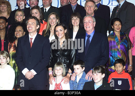 Tony Blair a specchio Pride of Britain Awards 2000 con Michael Caine e Martine McCutcheon e alcuni dei vincitori Foto Stock