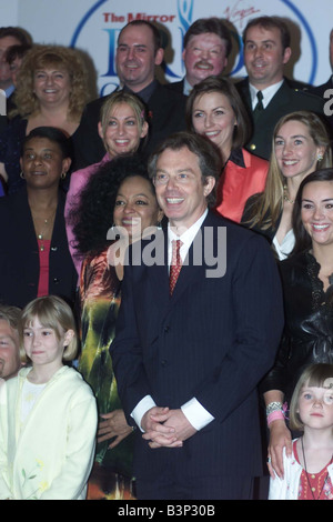 Tony Blair e Diana Ross in corrispondenza dello specchio Pride of Britain Awards 2000 con alcuni dei vincitori Foto Stock