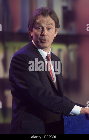 Tony Blair parla allo specchio Pride of Britain Awards 2000 Foto Stock