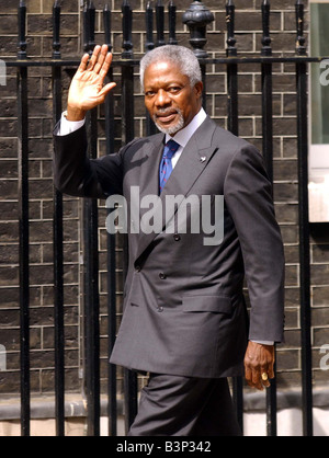 Tony blair incontra Kofi Annan Segretario Generale delle Nazioni Unite sui passi del n. 10 di Downing Street Luglio 2003 Foto Stock