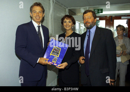 Free Stuff di Matematica per le scuole Promozione Settembre 1999 Tony Blair PM con l'istruzione Segretario David Blunkett a Southfields Foto Stock