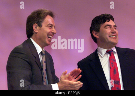 Gordon Brown ottiene una standing ovation sett 1999 in occasione del congresso del partito laburista la a Bournemouth con il primo ministro Tony Blair Foto Stock