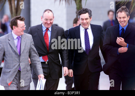 Il primo ministro Tony Blair Visite Irlanda del Nord possono 2002 Primo ministro David Trimble il Vice Primo Ministro Mark Durkan il Cancelliere Gordon Brown e il Primo Ministro Tony Blair arrivano all'Odyssey Arena di Belfast Foto Stock