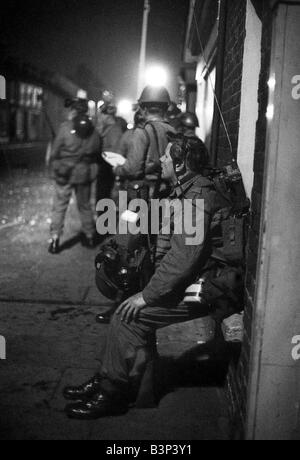 Le truppe britanniche di soldati dell esercito Ottobre 1969 in Irlanda del Nord le truppe pattugliano i guai in 1969 protestante fanatici unionista promosso una serie di gravi pre programmate sommosse contro i cattolici nel mese di agosto del 1969 i protestanti strappato attraverso le strade di Belfast e Derry entrarono in quartieri e anche alcune case del popolo cattolico quindi il 12 agosto i disordini sono stati ribaltati all'orange mobs dell'UVF Essi suonarono le nubi di gas lacrimogeni attraverso i quartieri di Cattolica il 14 di agosto i cattolici si sono ribellati attraverso due giorni di feroci scontri durante i due giorni di Foto Stock