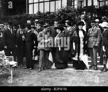 Party in giardino per Alcock e Brown Giugno 1919 John Alcock e Arthur Whitten Brown erano due volantini britannica sono state le prime persone a volare un aeromobile non stop attraverso l'Oceano Atlantico che hanno fatto il loro volo nel 1919 il capitano John Alcock è stato il pilota di tenente Arthur Whitten Brown era il navigatore il loro aereo era un Vickers Vimy chiamato dopo una battaglia nella Prima Guerra Mondiale Foto Stock