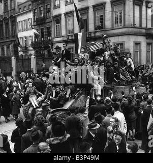 Soldati britannici invadono Bruxelles Settembre 1944 Folla raccogliere e giovani donne salire sul serbatoio come passa attraverso città Foto Stock