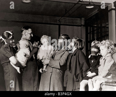 Signor Watkins e famiglia essendo montato con le maschere a gas alla Guildhall a Kingston Upon Thames Settembre 1938 Foto Stock