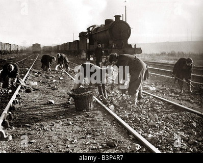 La seconda guerra mondiale le donne occupate dalla LNER Londra nord-orientale della ferrovia per recuperare il carbone è sceso dal passaggio di treni sulle linee ferroviarie di Gennaio 1943 Foto Stock